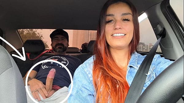 Motorista de app safada pegou passageiro se masturbando por tr&aacute;s e fudeu com ele sem camisinha!