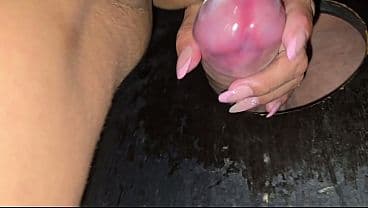 O pau quase n&atilde;o cabia na minha boca de t&atilde;o grosso e cabe&ccedil;udo, queria muito dar meu cu pra ele!!