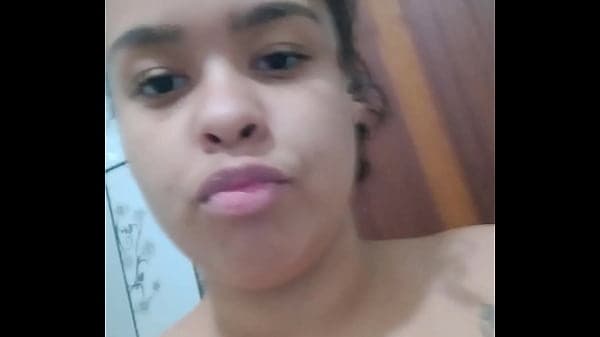 PUTA DEPRAVADA MOSTRANDO BUCETA MOLHADINHA E SUCULENTA SENSUALIZANDO PARA A C&Acirc;MERA AFIM DE GANHAR PICA NA BUCETA A SAFADA &Eacute; FOGUENTA E NEM A &Aacute;GUA DO CHUVEIRO APAGA O FOGO DESSA NINFETA