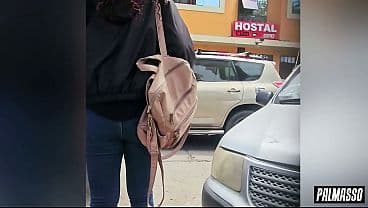 EN LA CALLE, una se&ntilde;ora infiel madurita es pillada y termina follando con un joven desconocido, antes de que llegue su esposo a casa.