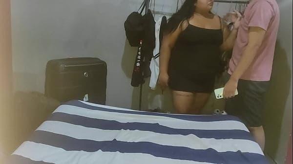 Espiando a mi t&iacute;a mientra ella se cambia de ropa ella me descrube y no le dice a mis  padres ella prefiere follarme por que se siente muy sola al final ella me pide que me venga dentro de ella
