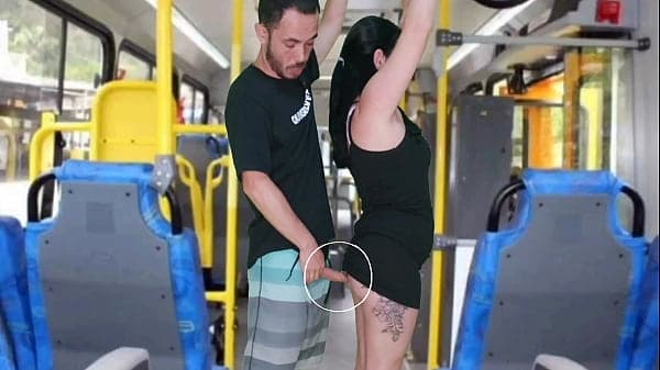 Velho escroto da encoxada e se masturba at&eacute; gozar na morena dentro do &ocirc;nibus