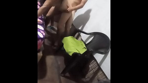 DEJE UNA CAMARA EN EL DEPARTAMENTO DE MI ESPOSA Y ENCONTRE A UN EXTRA&Ntilde;O FOLLANDOLA!! PORNO REAL DE ESPOSA INFIEL FOLLANDOSE AL VECINO. 2