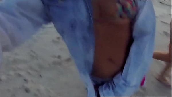 Duas safadas na praia de nudismo aprontando todas - Lady Milf - Pernocas
