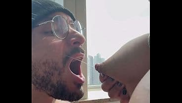 A Safada com leite nos peitos adora ser chupada por um macho que beba seu leite materno