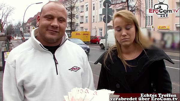 Deutsches Stra&szlig;en Casting - Echtes Paar probiert Porno