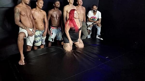 Bastidores do gangbang com a safada Suzan BBW fazendo muito anal com seis homens