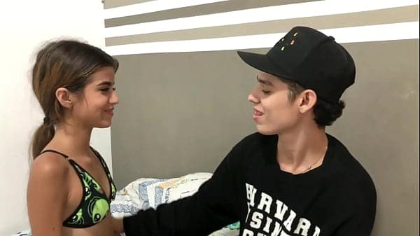 Besos calientes y lamidas de tetas para una peque&ntilde;a chica HISTORIA COMPLETA