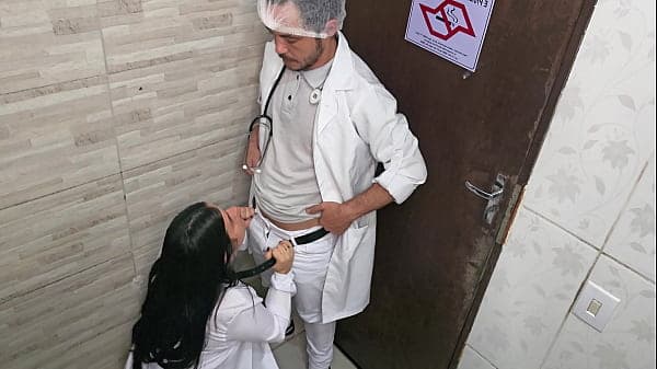 M&eacute;dico e enfermeira n&atilde;o resistem e trasam no banheiro do hospital durante o plant&atilde;o