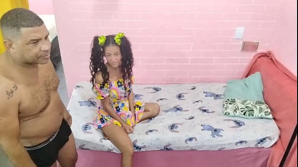 PEQUENA enteada pegou padrasto assistindo PORNO e quis fazer o mesmo, tabu sexo em fam&iacute;lia