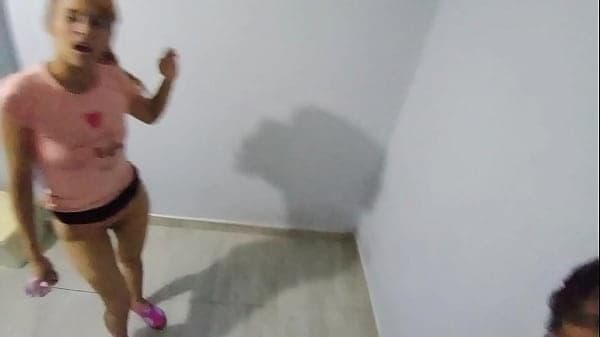 &iexcl;C&aacute;mara oculta me capta follado a mi hermanastra en su cumplea&ntilde;os!  Ella me invito a jugar el baile de la silla y la termino clavando en 4 sobre su silla