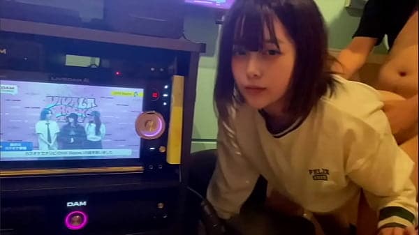 フェラだけなら浮気じゃないよね&hellip;。彼氏がいるのに男友達とカラオケで浮気する女子○生。おちんちんのイカ臭い匂い好き&hellip;