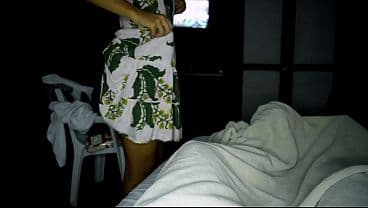 Mujer flaca de gran trasero entra a la habitaci&oacute;n con un vestido y se la follan. porno casero