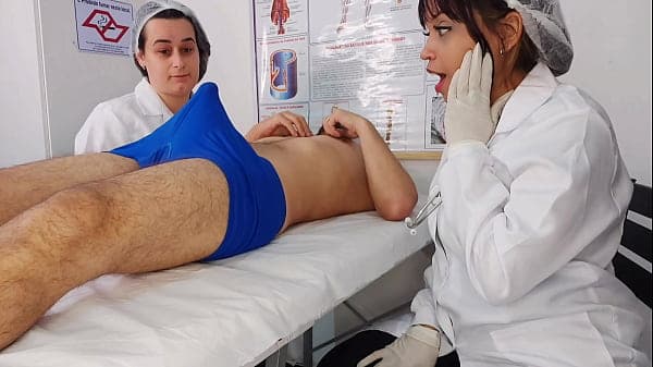 Duas enfermeiras se surpreendem com ere&ccedil;&atilde;o do paciente