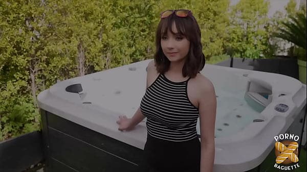 Abby, petite coquine, d&eacute;guste deux grosse bites !