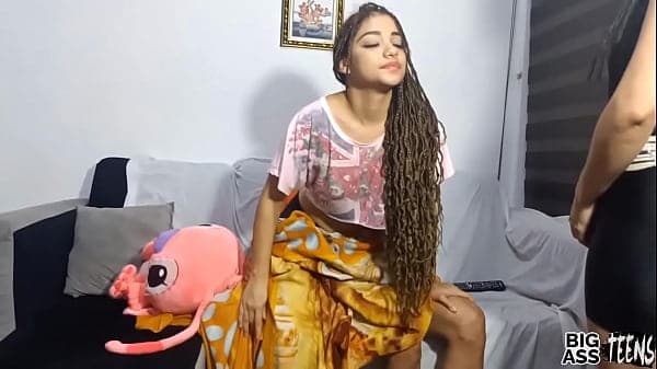 Mi hermanastra casera me ayuda con mi problema de ereccion me madrastra la polla y termina cabalgandome mi verga hasta correrce dentro de su co&ntilde;o