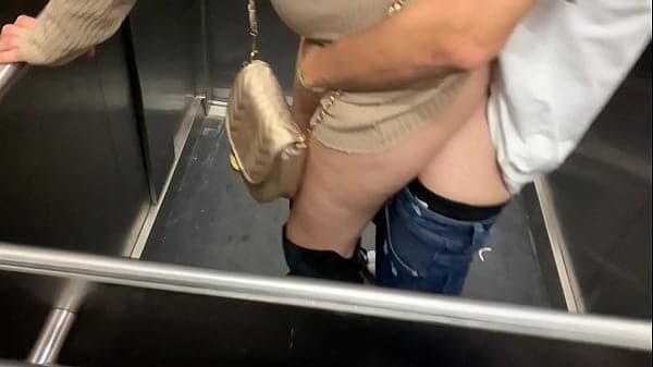 PILLADOS EN P&Uacute;BLICO: me pongo muy cachonda con mi vecino en el ascensor, terminamos follando y nos pillan