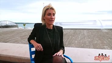 Anouk, &eacute;l&eacute;gante femme, recherche une bite bien veineuse