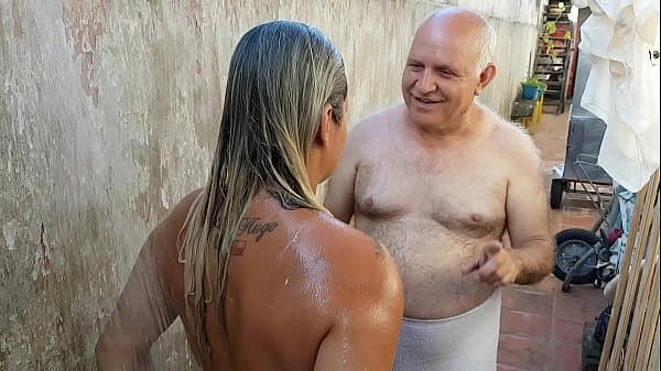 Vov&ocirc; dando Banho na Novinha que conheceu na Praia !!! Paty Bumbum - Vovo doidera - El Toro De Oro