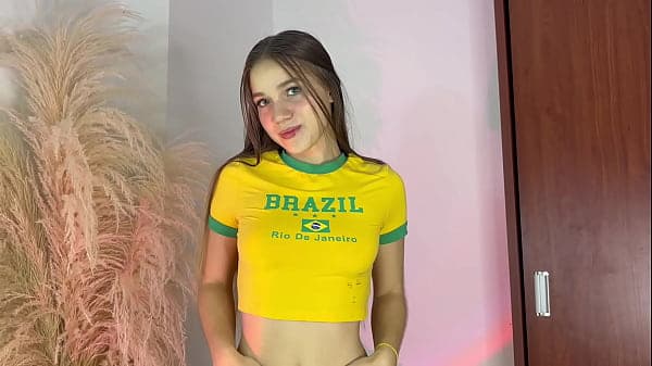 Mi HIJASTRA me hace un striptease llena de aceite con grandiosa mamada