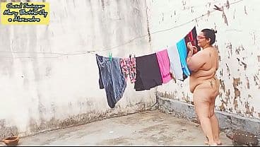 Eu Mary Butterfly me mostrando pelada no quintal para os pedreiros da obra aqui vizinha da minha casa onde moro, eu cada dia mais vadia