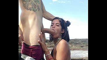 Pedir uma informa&ccedil;&atilde;o a novinha na praia e acabei botando ela para chupar meu pauz&atilde;o E gozei na boca dela