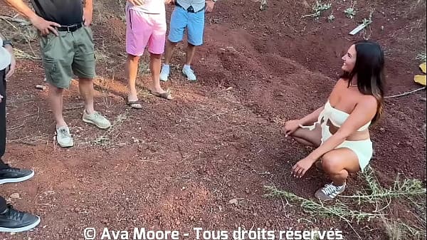 Belle Amatrice Fran&ccedil;aise se fait baiser par un groupe d'inconnus dans les bois