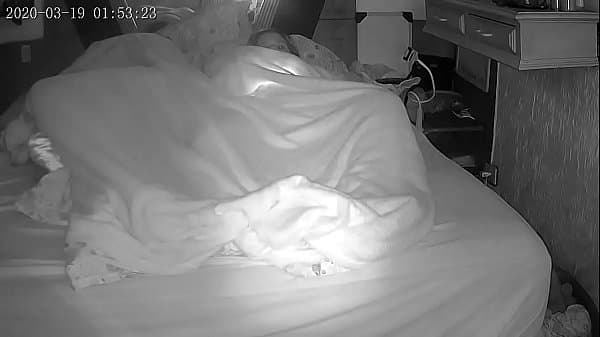 Esposa espera o corno dormir para fazer chamada de v&iacute;deo com o amante
