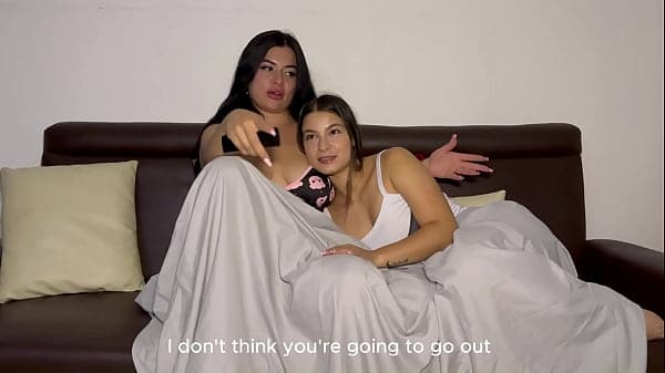 Morena BBW de Enormes Tetas Pide a su Hermanastra Cachonda Latina que le Deje Follar su Estrecho Co&ntilde;o Rosado con sus Dedos