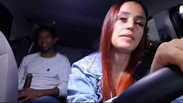 Safada motorista de aplicativo flagra passageiro dotado se masturbando por tr&aacute;s!