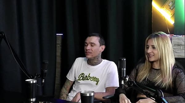 Sente raiva com quem desmarca um encontro, vendia punheta e ela n&atilde;o gosta de flertes e saiu com jogador de futebol - Yasmin Pariz & Ktal Vagabundo do Bom (SHEER/RED)