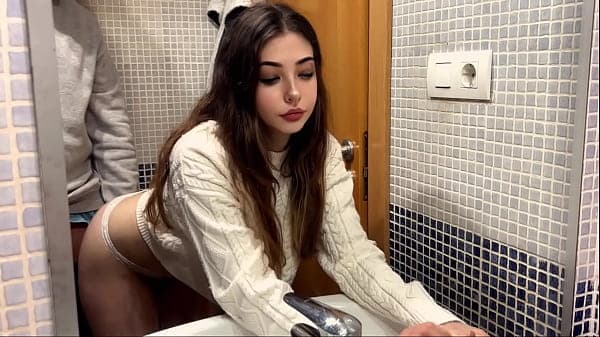 hijastra es follada por un viejo gordo en su ba&ntilde;o