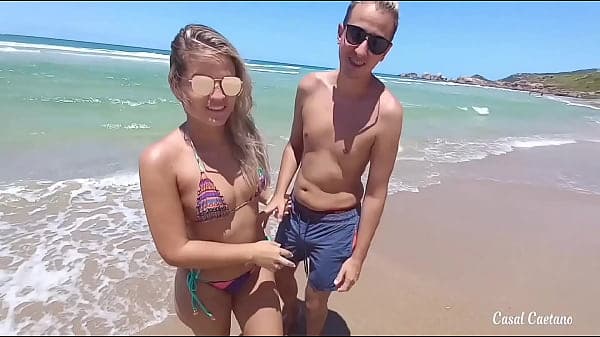Esposa Hotwife foi para praia de nudismo para foder com outro macho e ganhar muito leitinho na sua boquinha