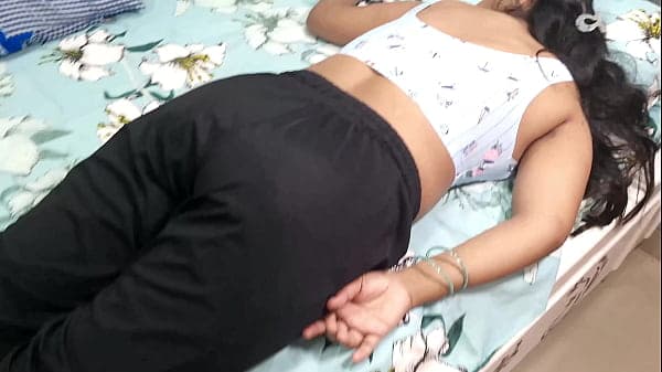 देवर ने Pinki Cute भाभी  चुदाई की जबकि उसका पति कमरे के बगल में आराम कर रहा है,