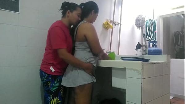 nada mas excitante que ver dos putas lesbianas masturb&aacute;ndose y d&aacute;ndose placer al aire libre mientras lavan sus prendas