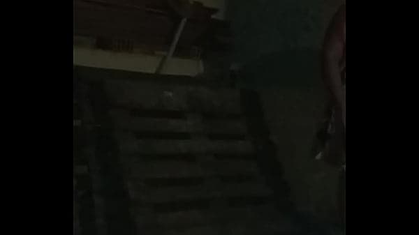marido s&oacute; chega em casa cansado o vizinho veio fazer o trabalho por ele