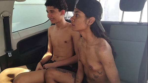 Meio irm&atilde;os virgem treinando , na aquela euforia acabou em sexo
