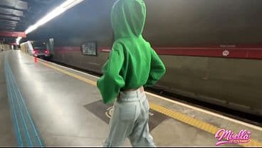 QUE SAFADA VIU O VOLUME MARCANDO E MAMOU DENTRO DA ESTA&Ccedil;&Atilde;O DE METRO