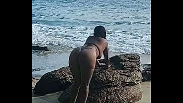 Safada se exibindo na praia acabou chupando um estranho e levando gozada na cara .(Ad&atilde;o e Eva).