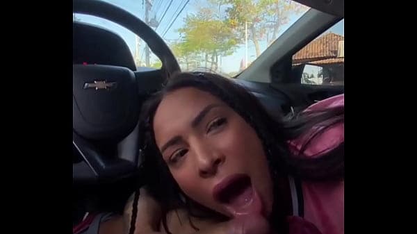 Kriok - Novinha foi pega fazendo boquete no carro a luz do dia