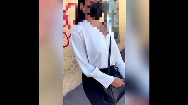 Sexo por DINERO! Le ofrezco DINERO a SE&Ntilde;ORA Mexicana Sumisa que Estaba Esperando su Cami&oacute;n para Irse a Trabajar! Le Doy Dinero para que me la CHUPE en la CALLE y no Vaya a Trabajar! PARTE #1