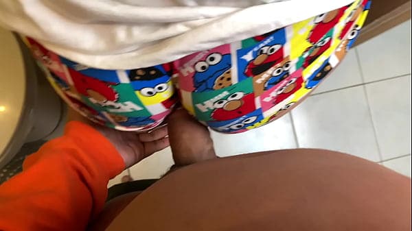 Hermanastro no me la metas por el culo me duele mucho | mi hermanastro entra al ba&ntilde;o mientras me cepillo los dientes y me exita mucho sentir su pene duro | buenos dialogos